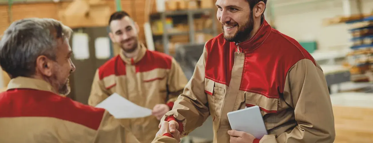 Zwei Handwerker geben sich die Hand