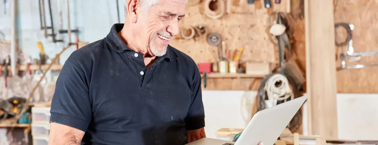 Handwerker am Computer
