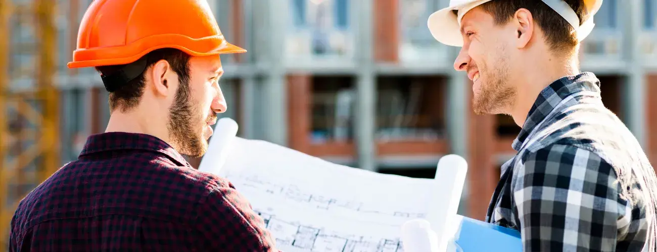 Gespräch zwischen Kunde und Handwerker