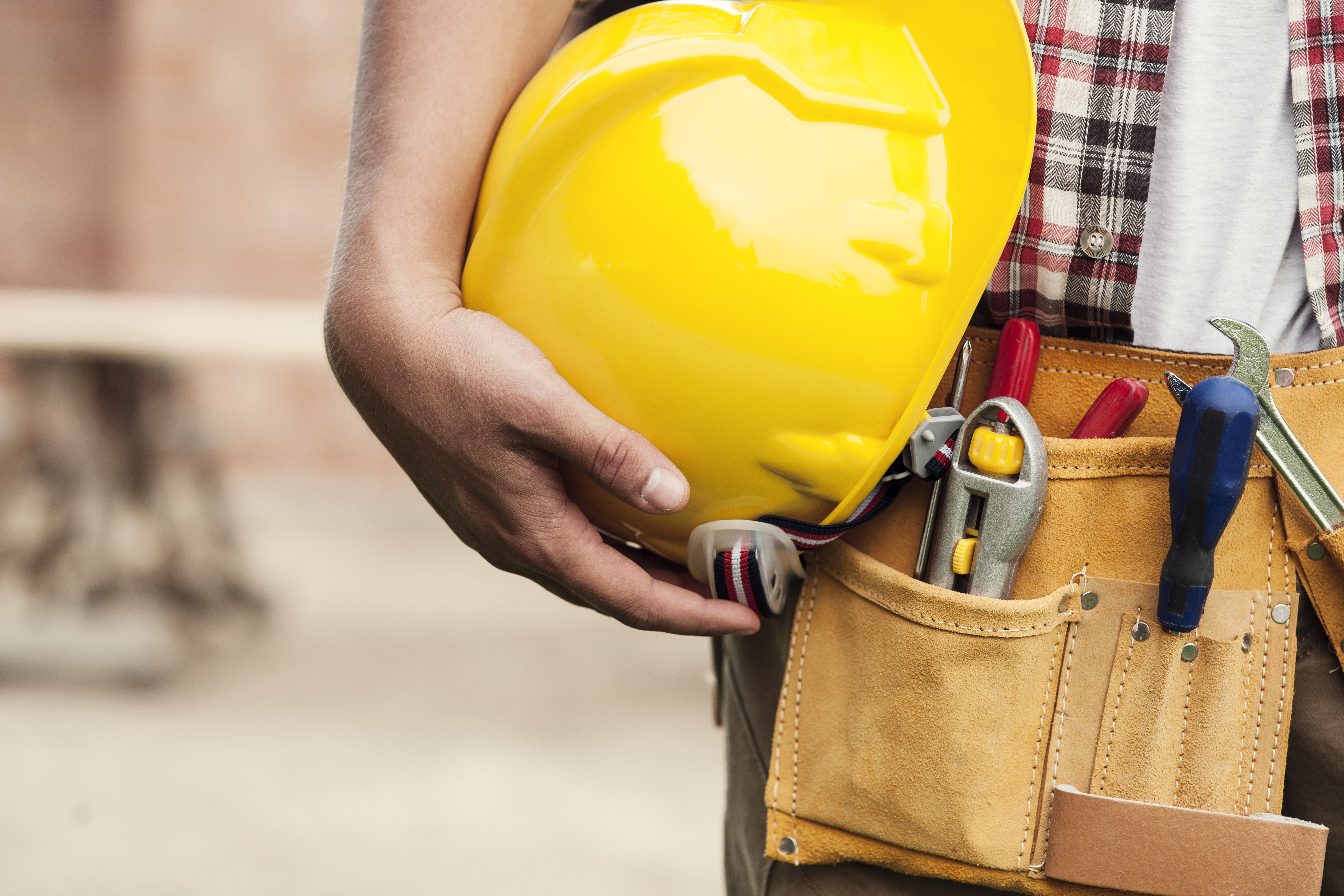Handwerker mit Handwerkshelm